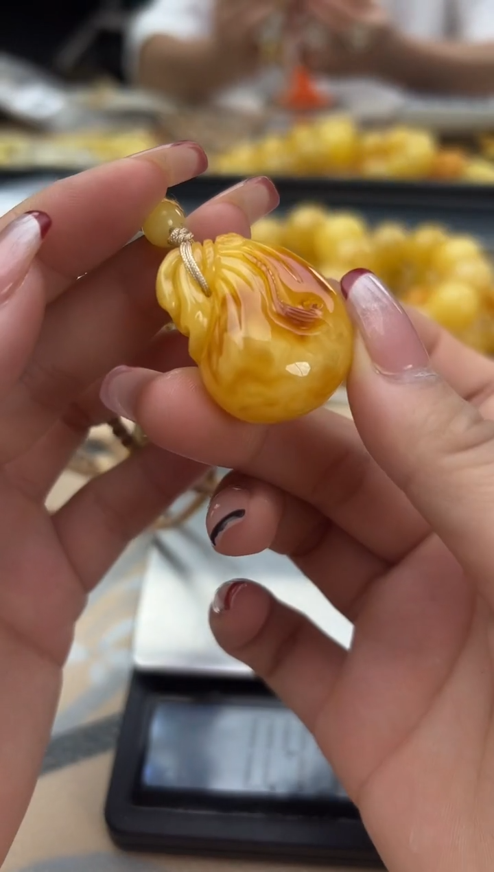【闪购商品】琥珀裸石未镶嵌蜜蜡吊坠