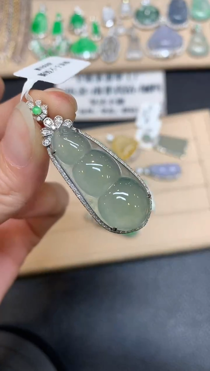 【闪购商品】翡翠颈饰18K金镶嵌福豆【无服务费
