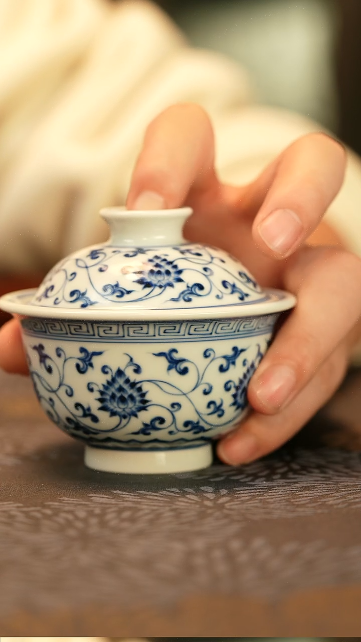 中式仿明青海缠枝莲小盖碗