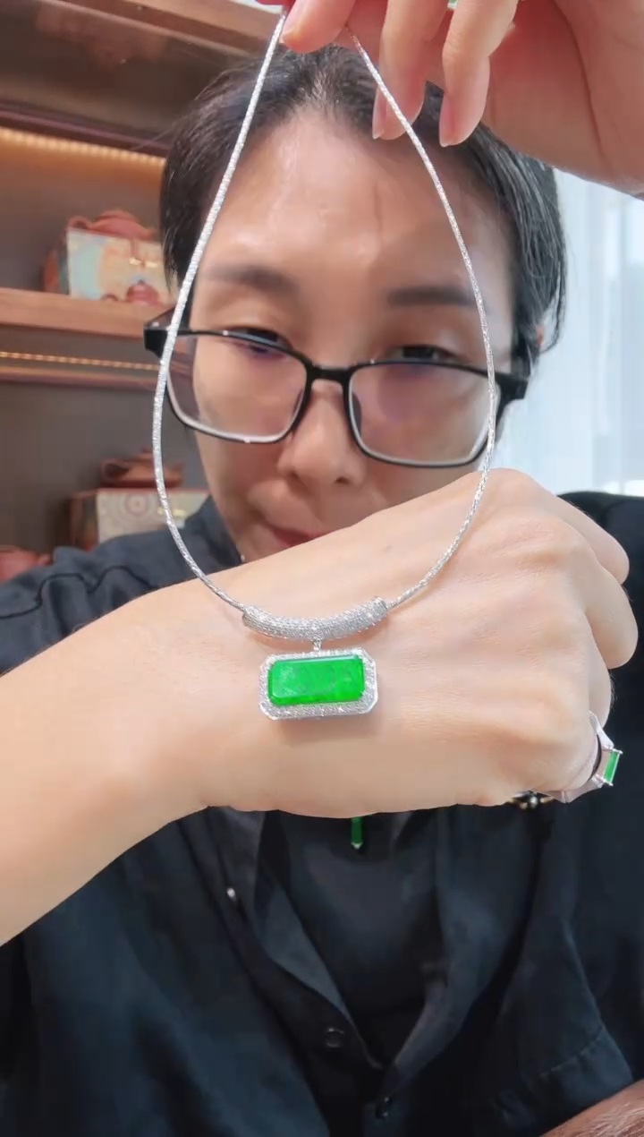 颈饰18K金镶嵌翡翠00025800