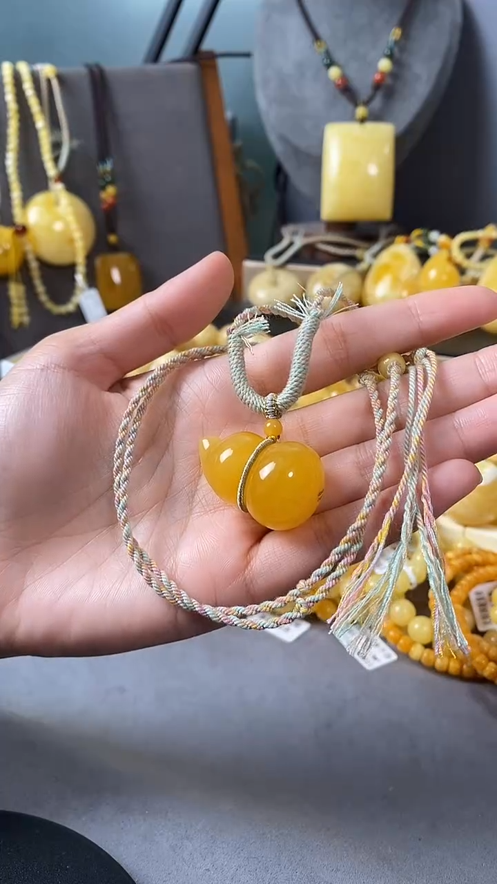 裸石琥珀未镶嵌葫芦