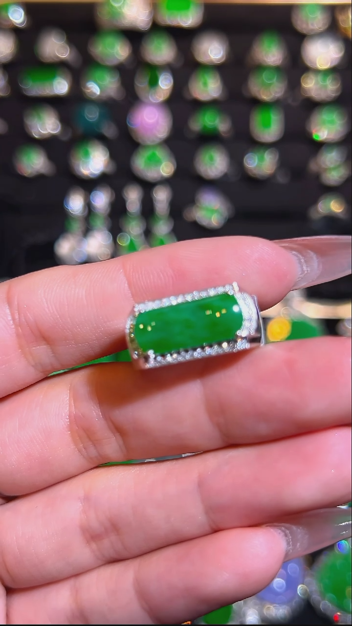 颈饰18K金镶嵌翡翠戒指