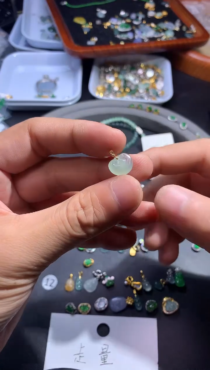 吊坠(不含链)18K金镶嵌翡翠贤*1