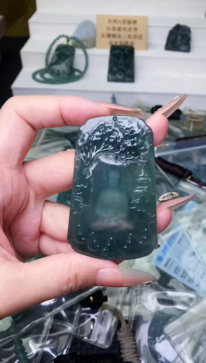 颈饰未镶嵌翡翠 