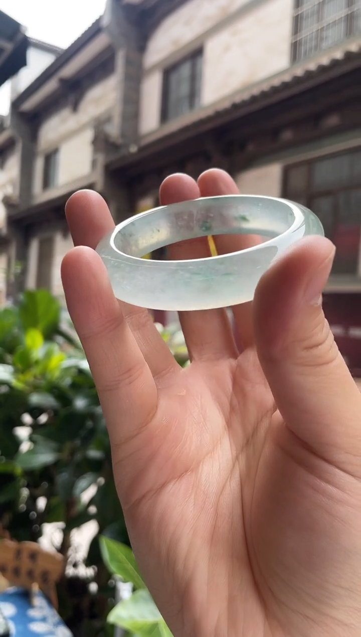 翡翠手镯未镶嵌55圈