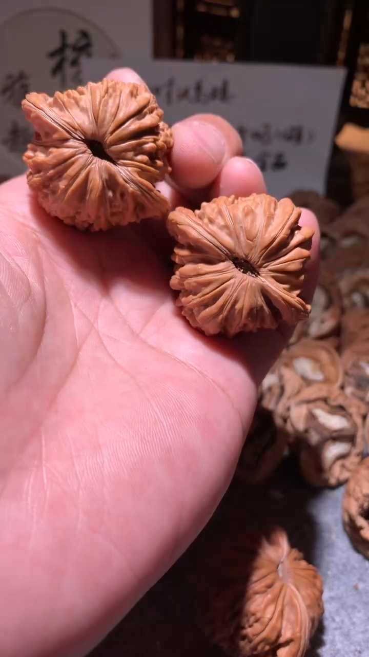 文玩核桃把件【核缘雅趣】42左右汉高楼，同尺寸随机发