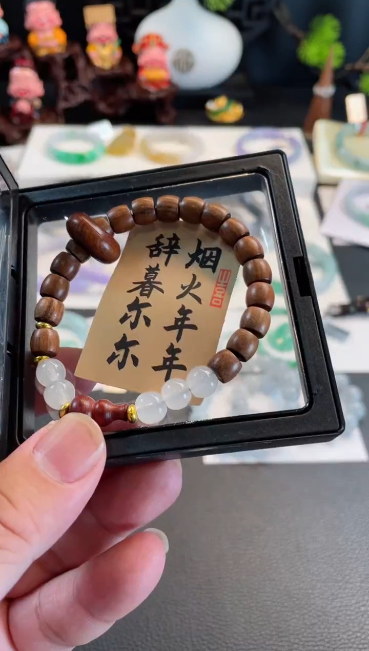 翡翠手镯未镶嵌有纹裂 不是翡翠