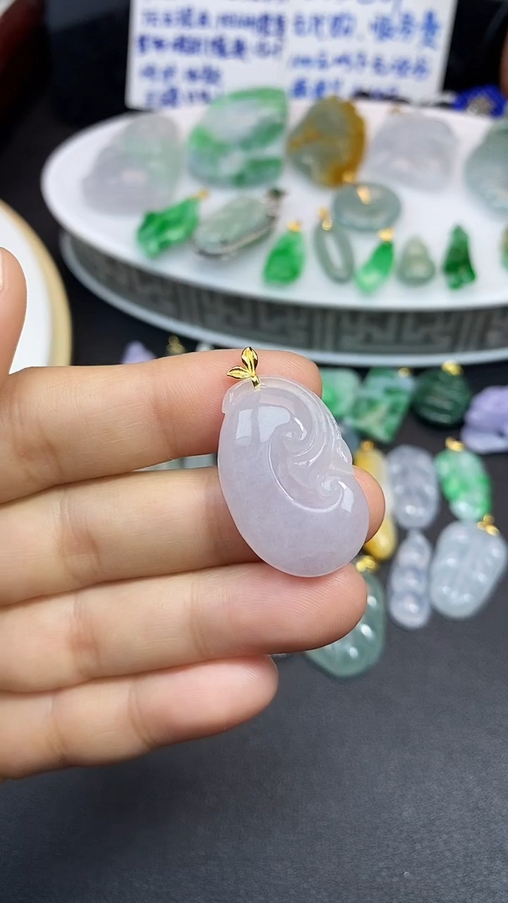 颈饰18K金镶嵌翡翠吊坠