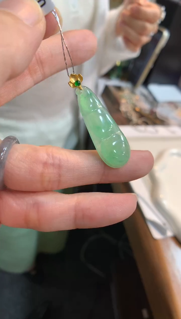 翡翠18K金镶嵌颈饰福豆