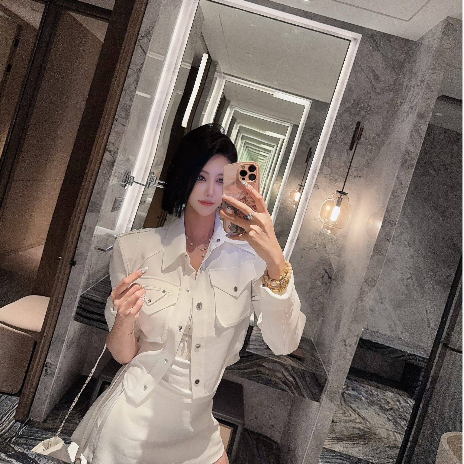 DUOMI【白雪公主】白色净版多扣胸三角兜肩扣短款外套上衣