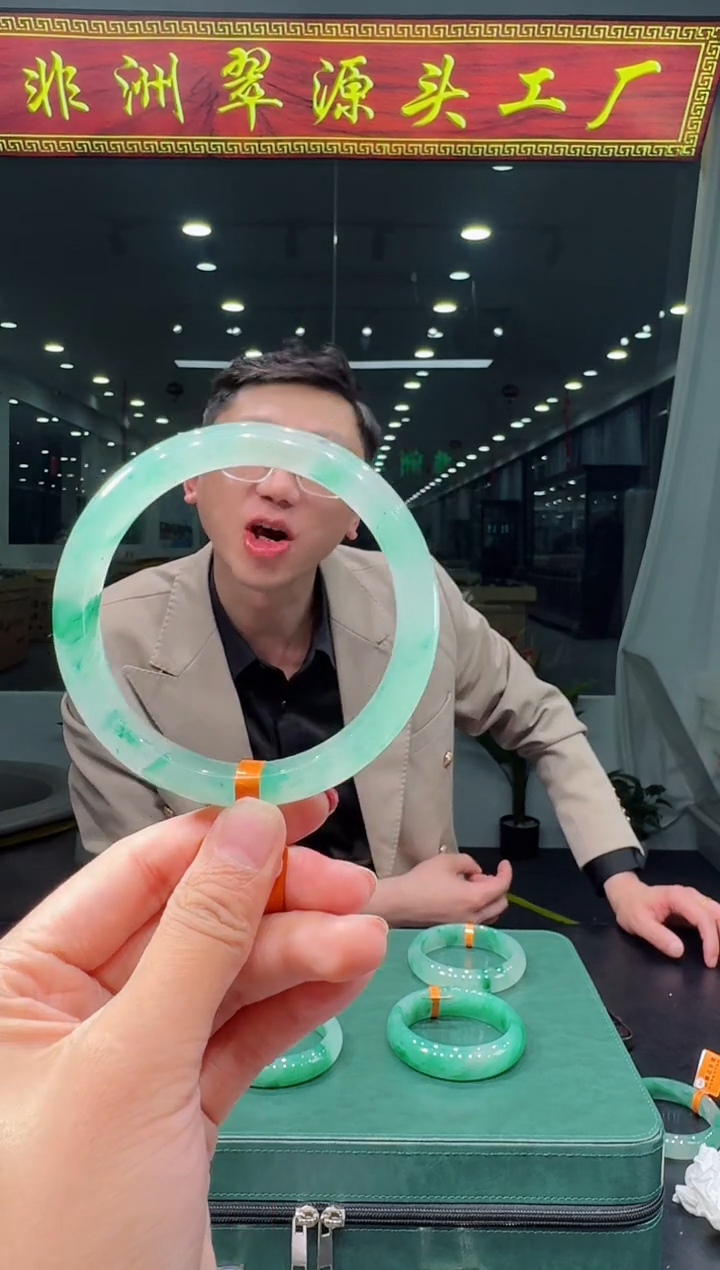 【闪购商品】石英质玉手镯未镶嵌天然A货 非洲翠 手镯（单品）