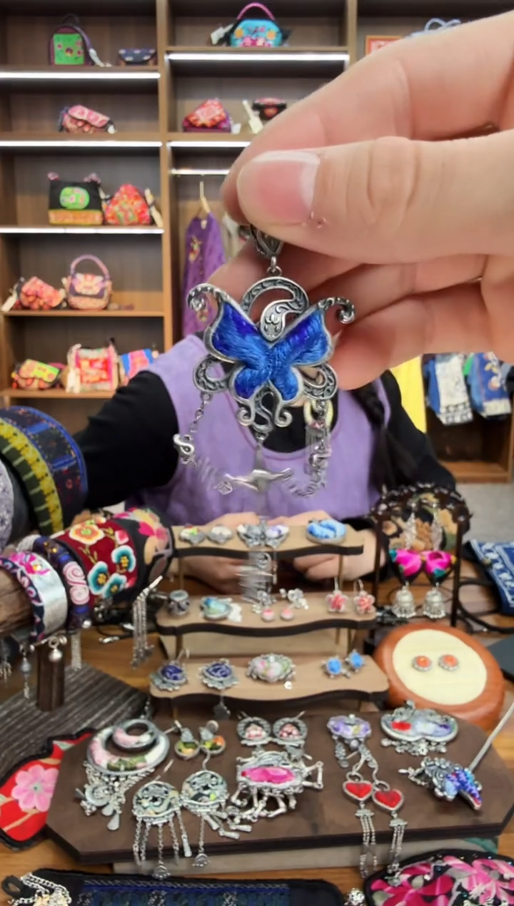 【闪购商品】织绣82蒙阿苏苗绣传承