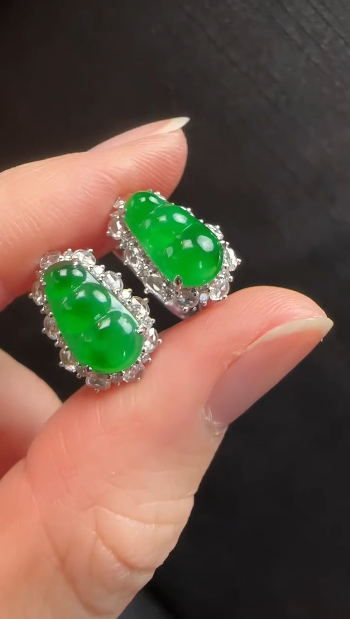 18K金镶嵌翡翠耳饰456豆子一对