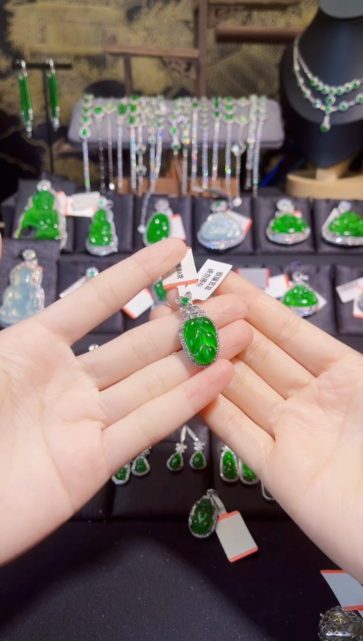 【闪购商品】翡翠颈饰银S925镶嵌叶子吊坠