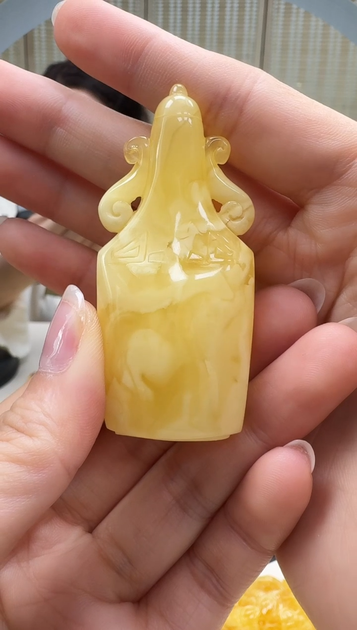 未镶嵌颈饰琥珀如图