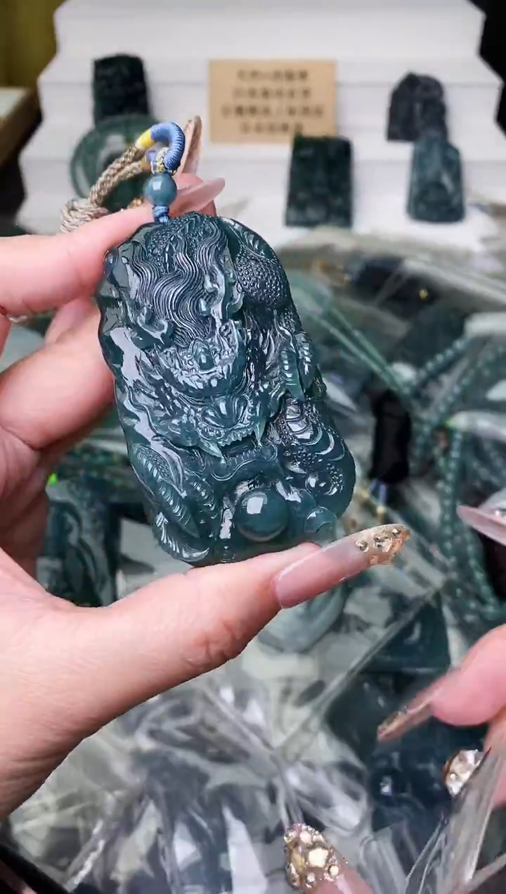 颈饰未镶嵌翡翠 