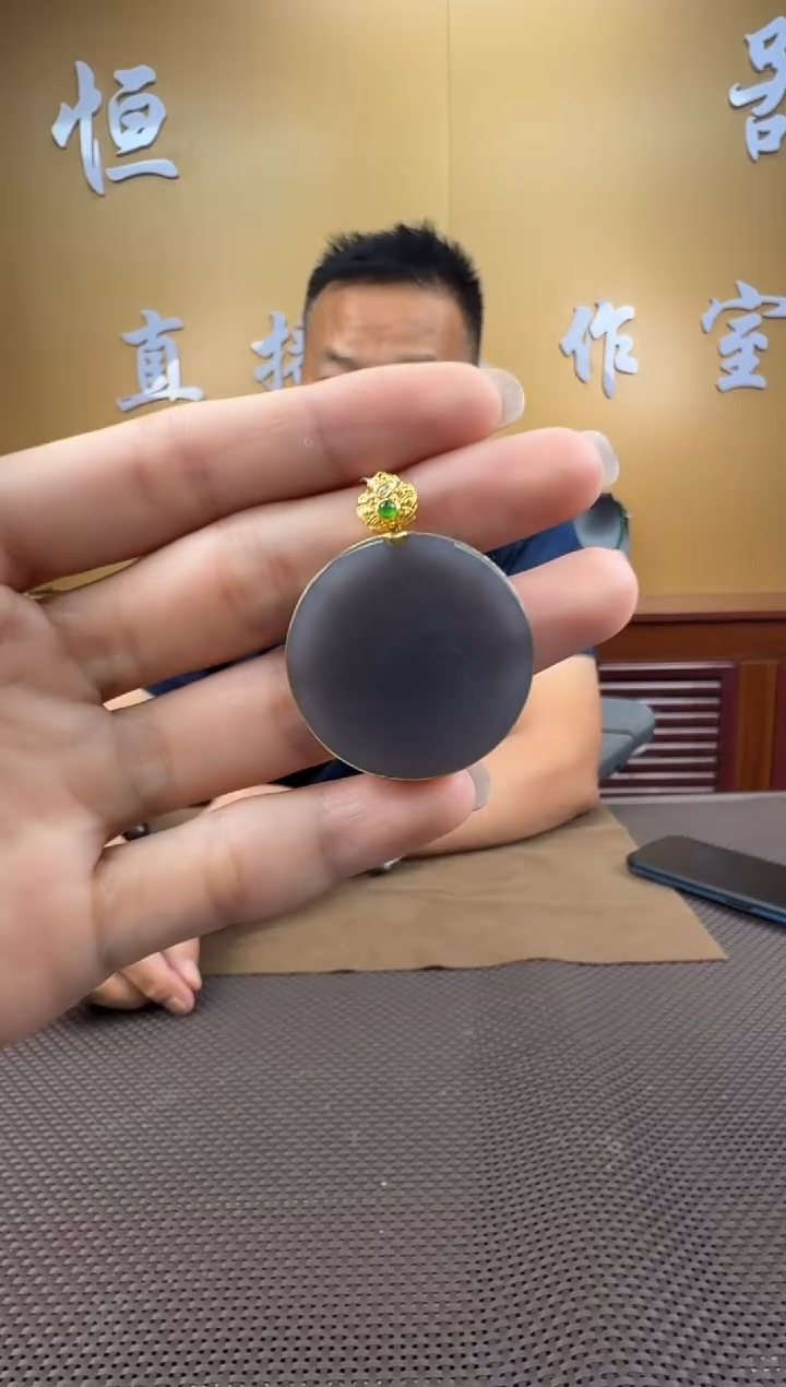 和田玉18K金镶嵌颈饰挂件