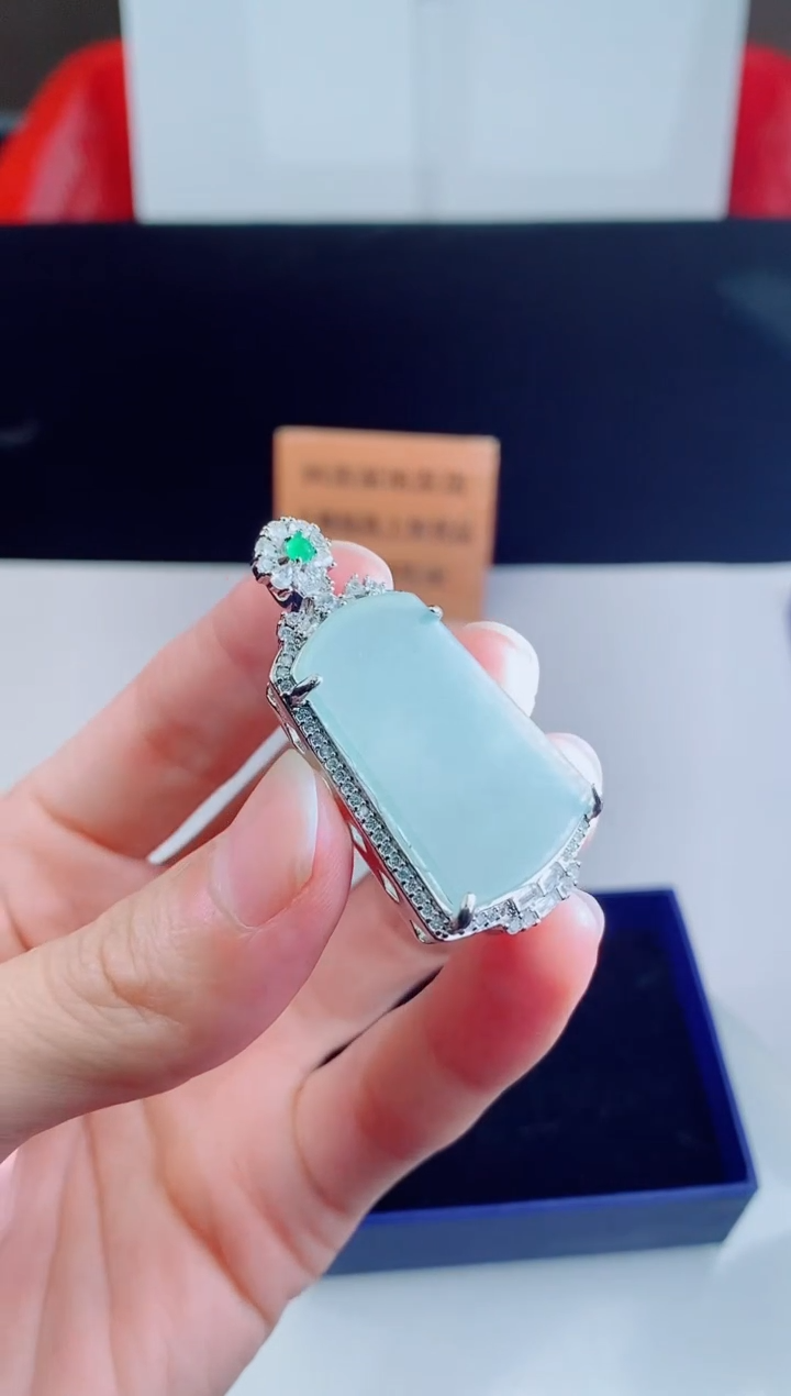 颈饰未镶嵌翡翠      