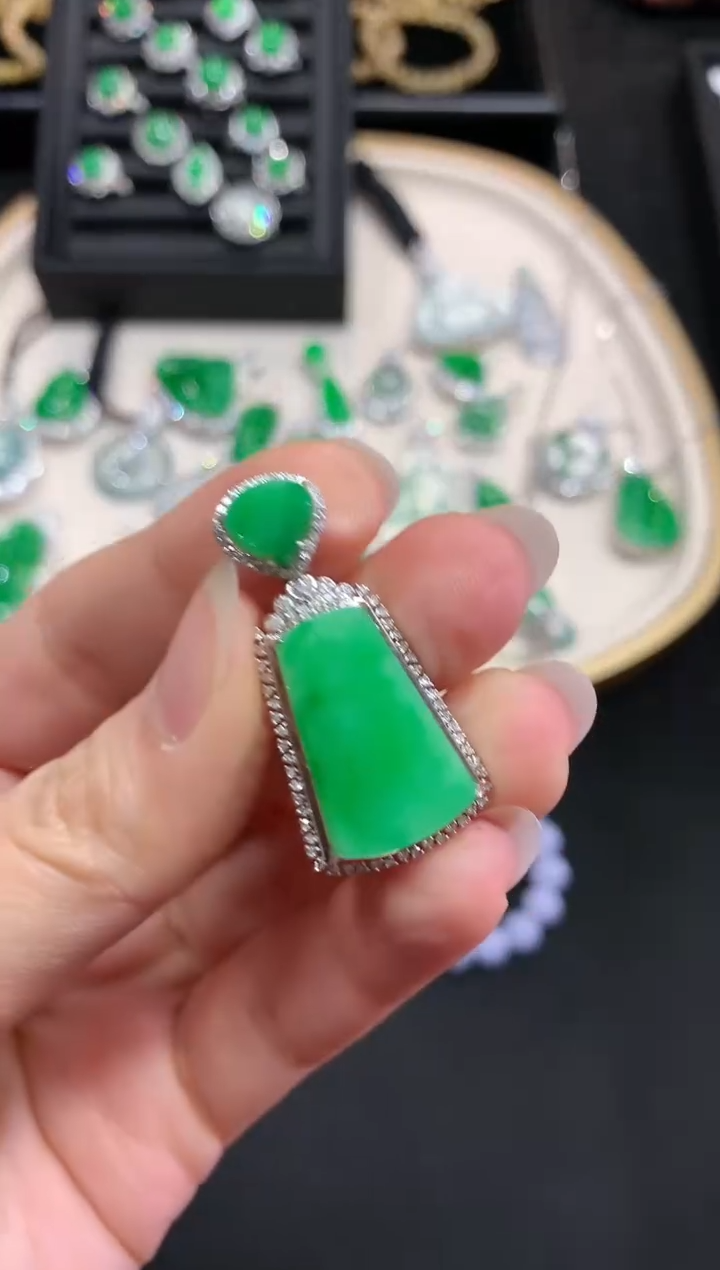 【闪购商品】翡翠吊坠(不含链)18K金镶嵌W670|8800