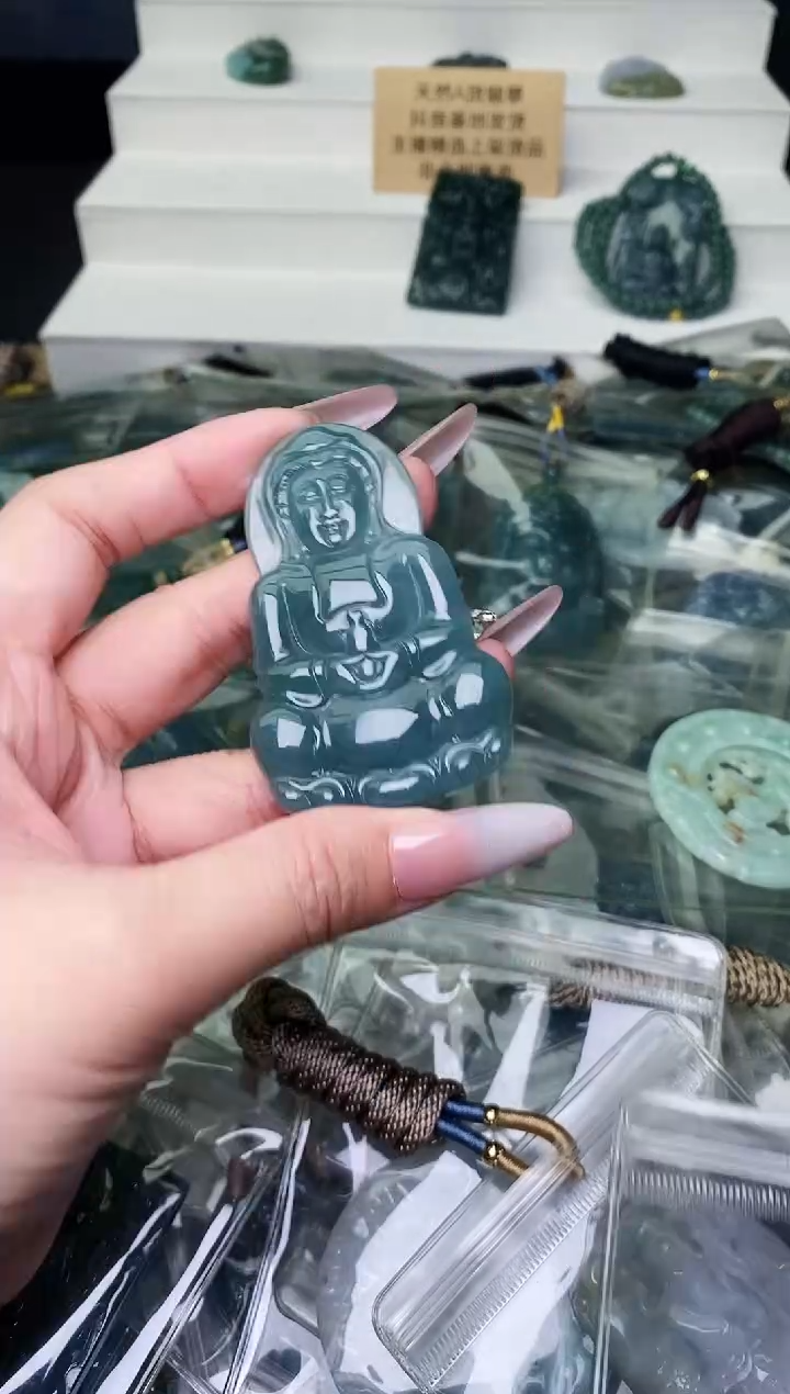 颈饰未镶嵌翡翠 