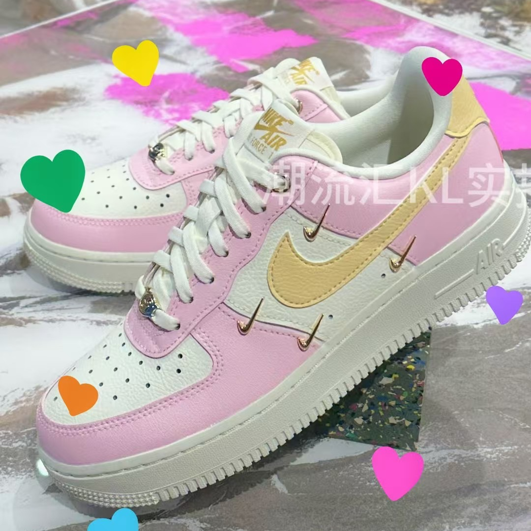 Nike女款空军一号四勾粉色气垫板鞋IB2574600