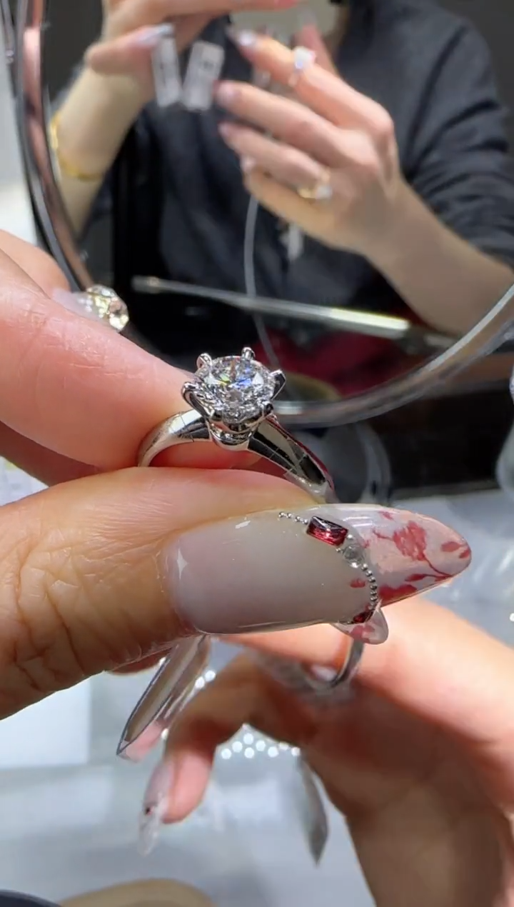 【闪购商品】实验室培育钻石铂Pt950镶嵌1克拉T六爪钻戒