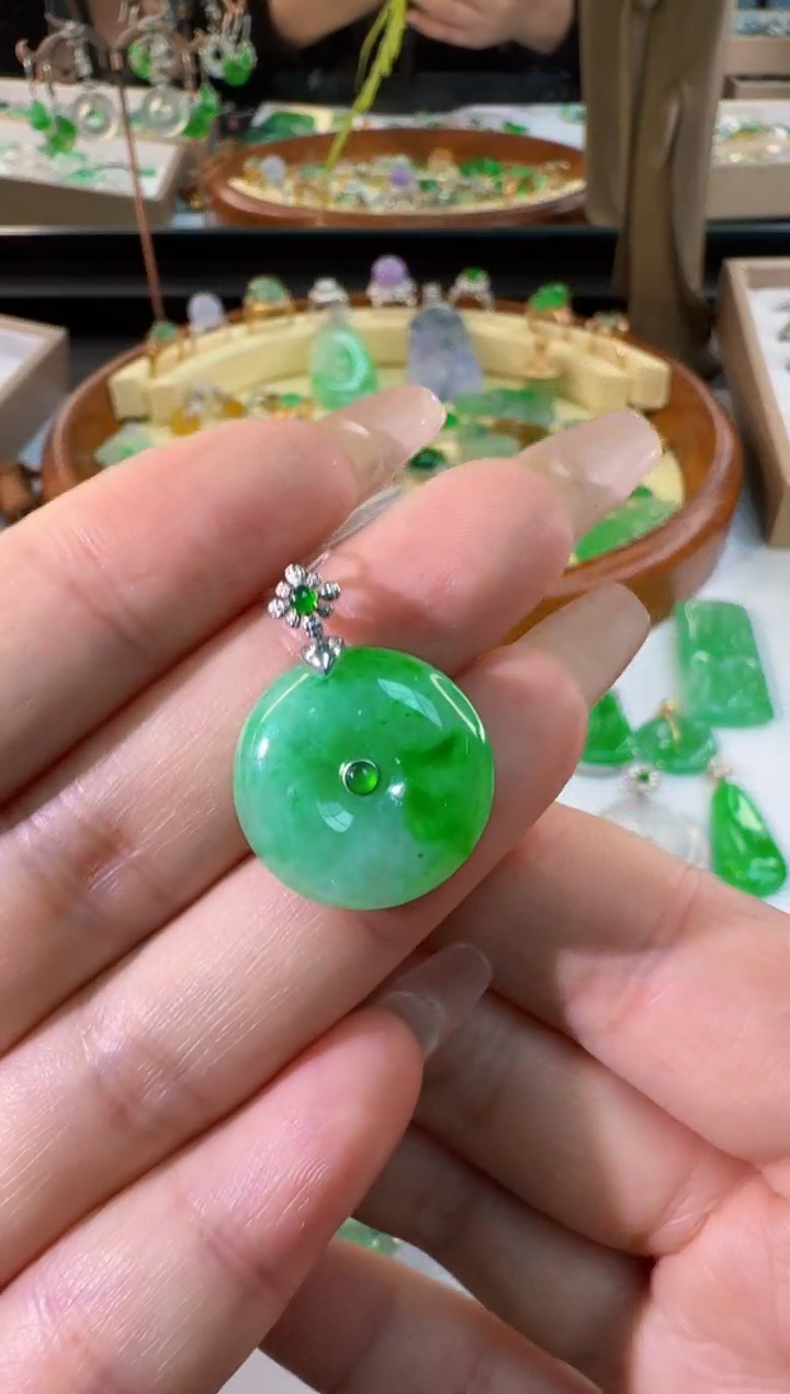 【闪购商品】翡翠颈饰18K金镶嵌缅甸翡翠A货吊坠