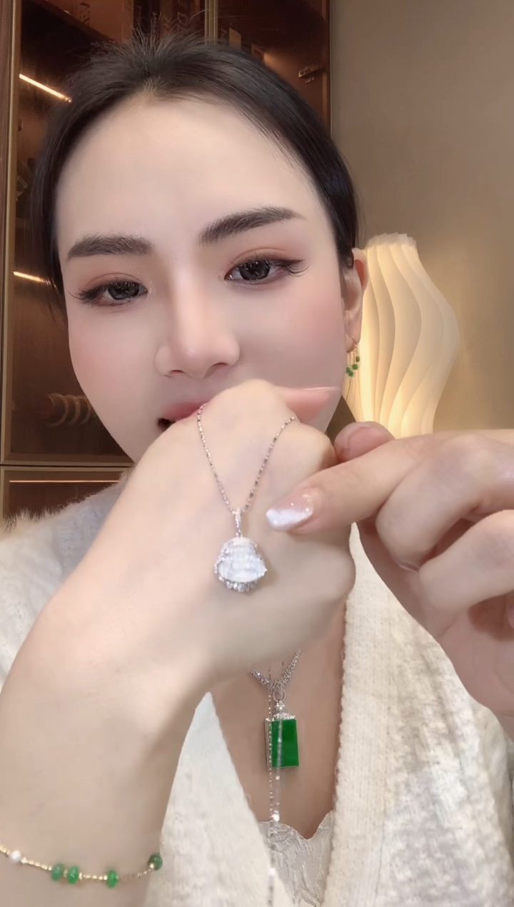 【闪购商品】翡翠吊坠(不含链)18K金镶嵌A34