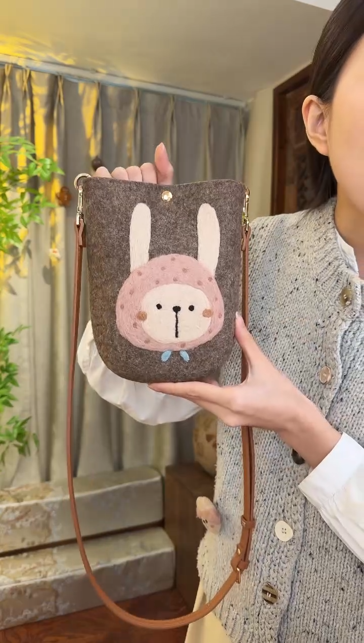 羊毛非遗羊毛毡包 手机包兔子