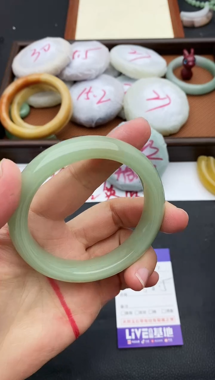 未镶嵌手镯石英质玉130+58.5