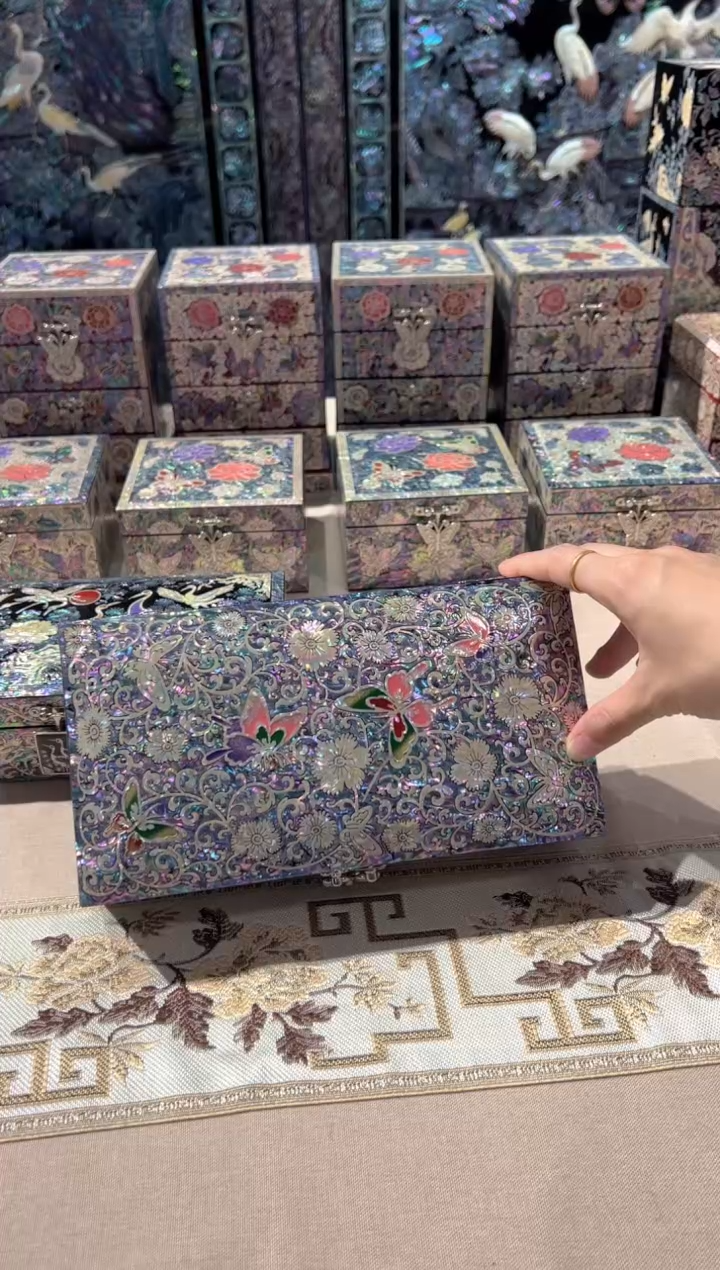 按扣黑金鲍·弘贝雅螺钿漆器文化馆