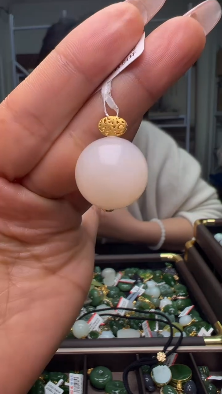 颈饰18K金镶嵌和田玉（多样性发货.发其一)1.02.70