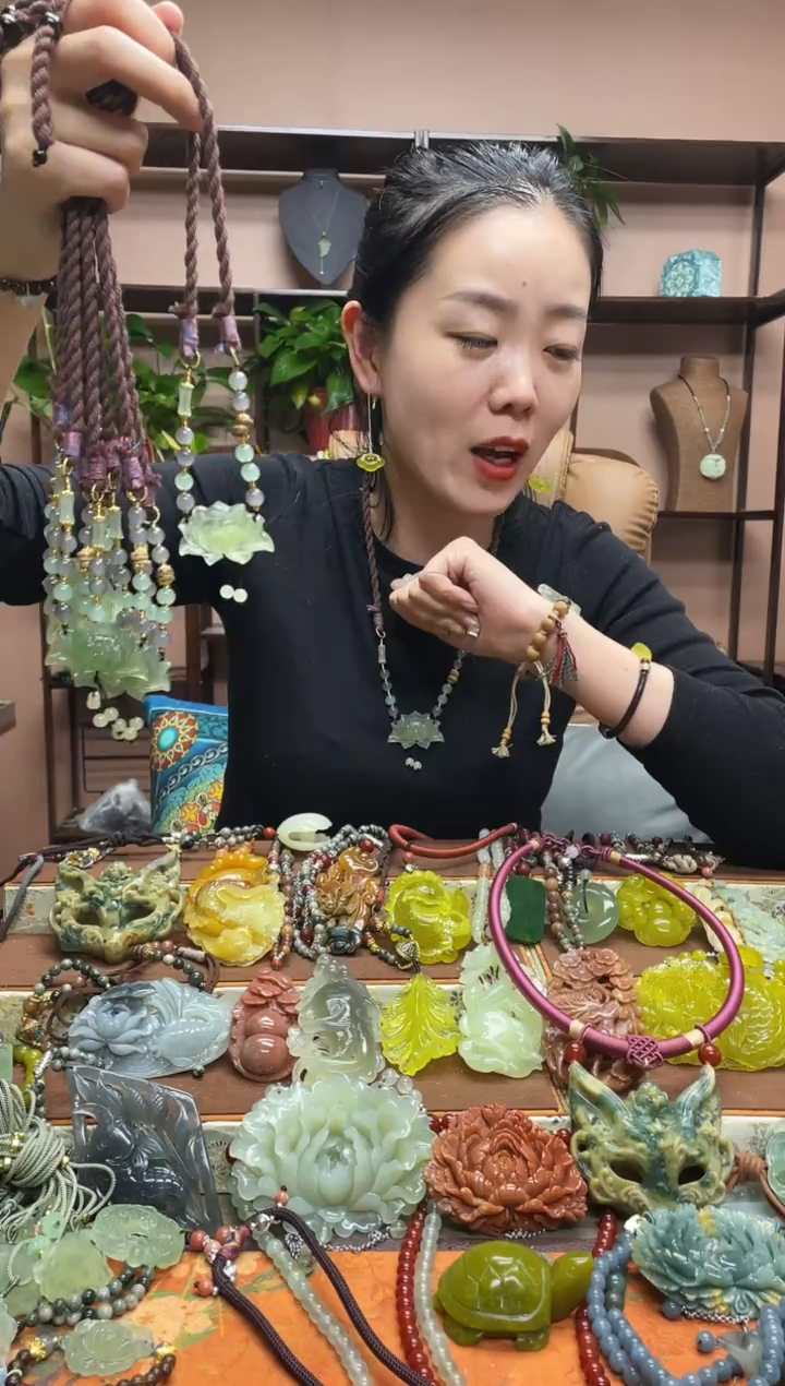 未镶嵌岫玉颈饰多样性发货发其中之一