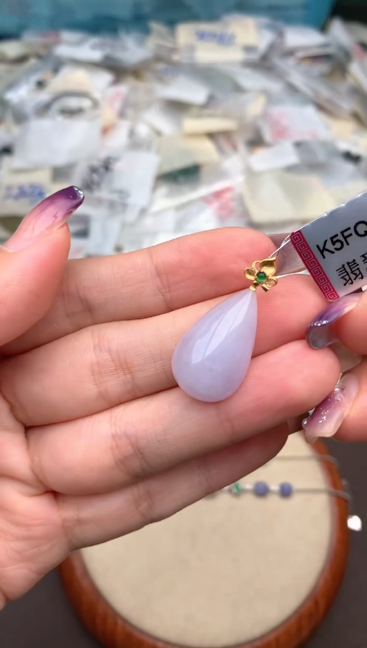 18K金镶嵌挂件翡翠一