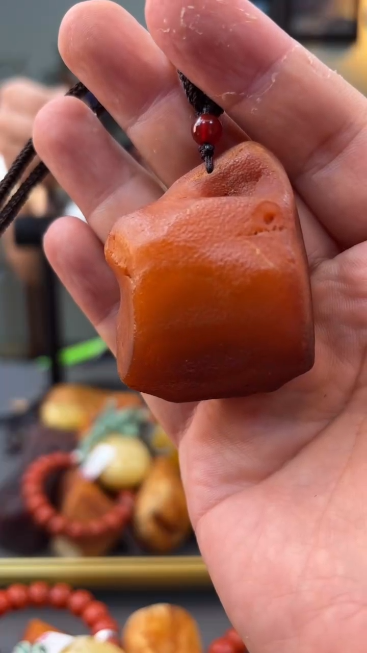 未镶嵌颈饰琥珀吊坠