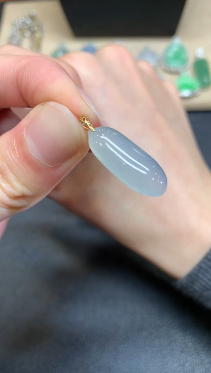 【闪购商品】翡翠颈饰18K金镶嵌福瓜【无服务费】