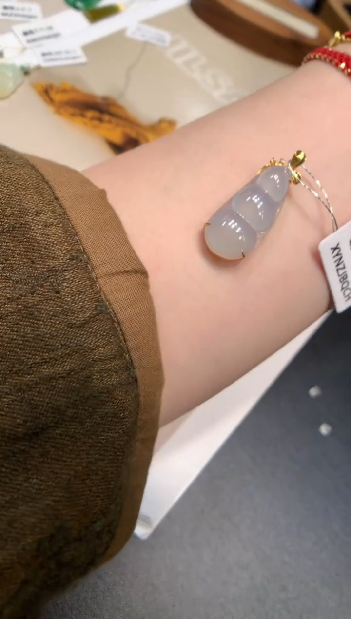 颈饰18K金镶嵌翡翠福豆