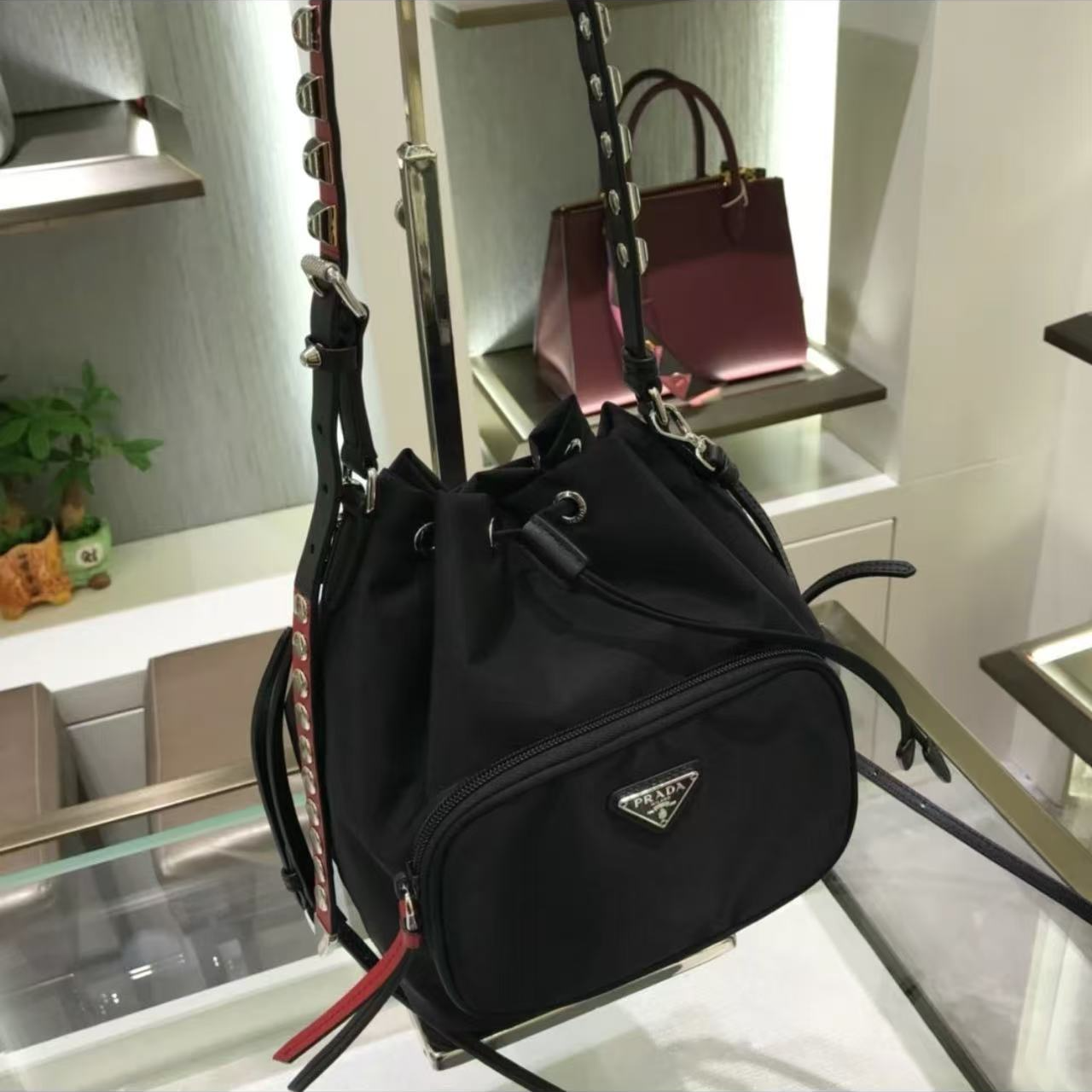 95新 Prada/普拉达 坤球奢选普拉达铆钉水桶包