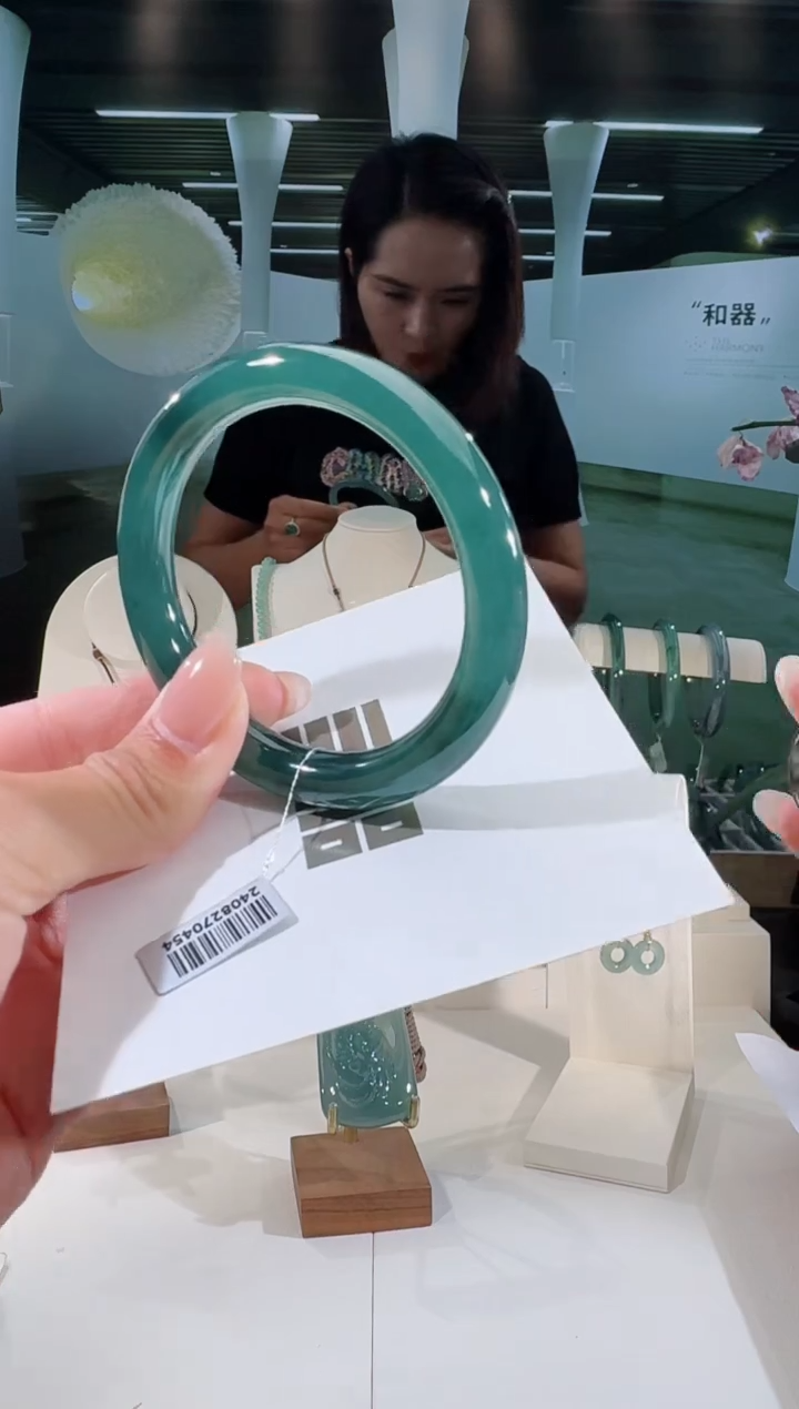 翡翠手镯未镶嵌54圈