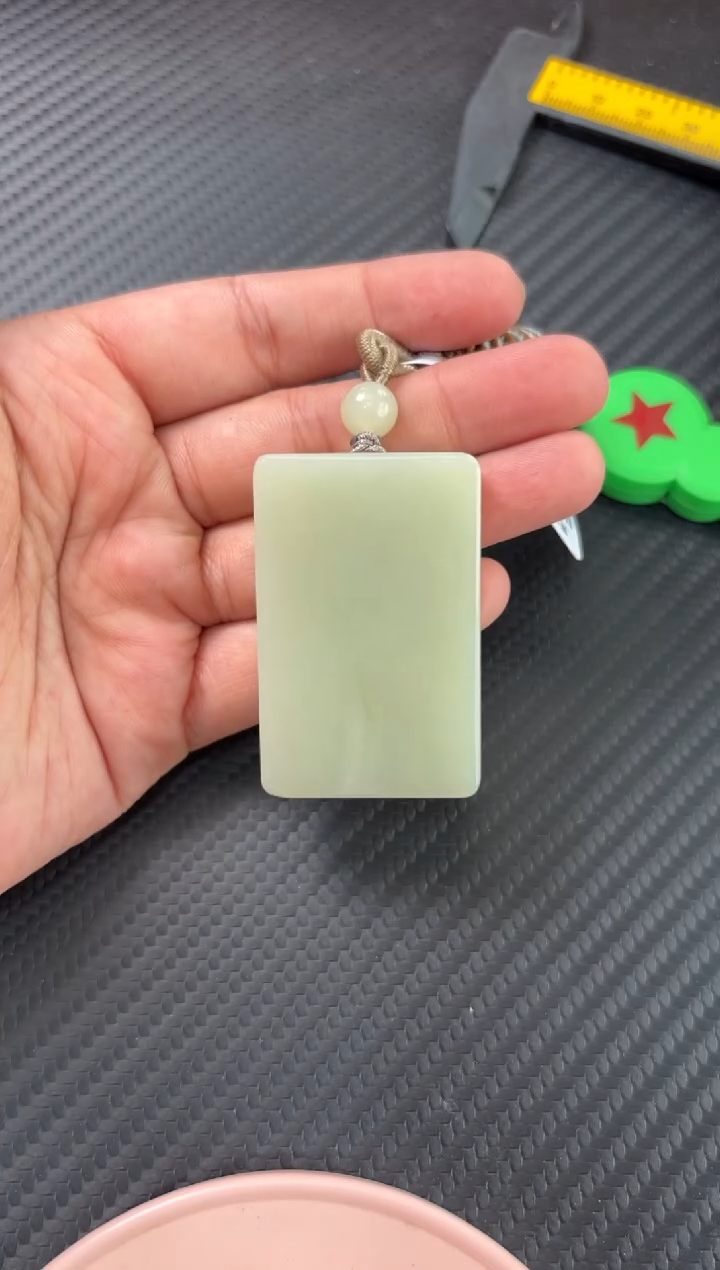 吊坠(赠链)未镶嵌和田玉且末微色差迪克兰二细吊坠mj