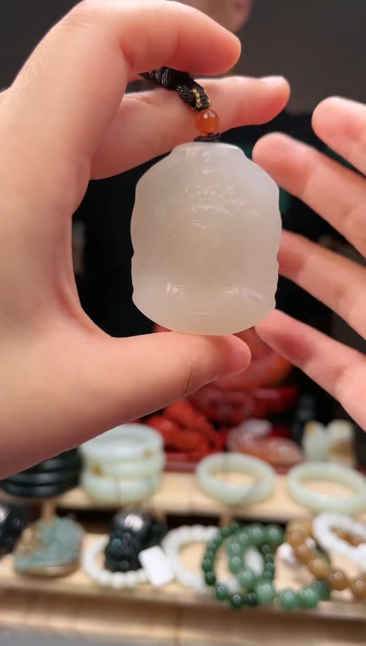 颈饰未镶嵌和田玉吊坠