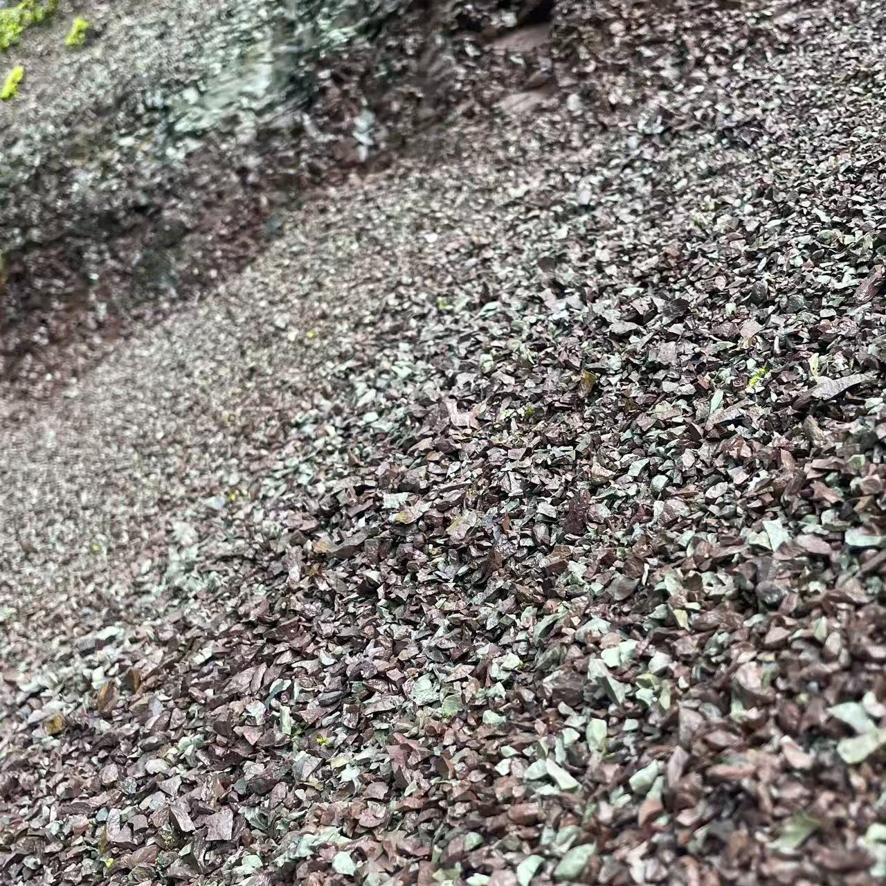 紫色风化土适合生桩熟桩种植填充，透水强保湿好不闷根。5.7斤左右