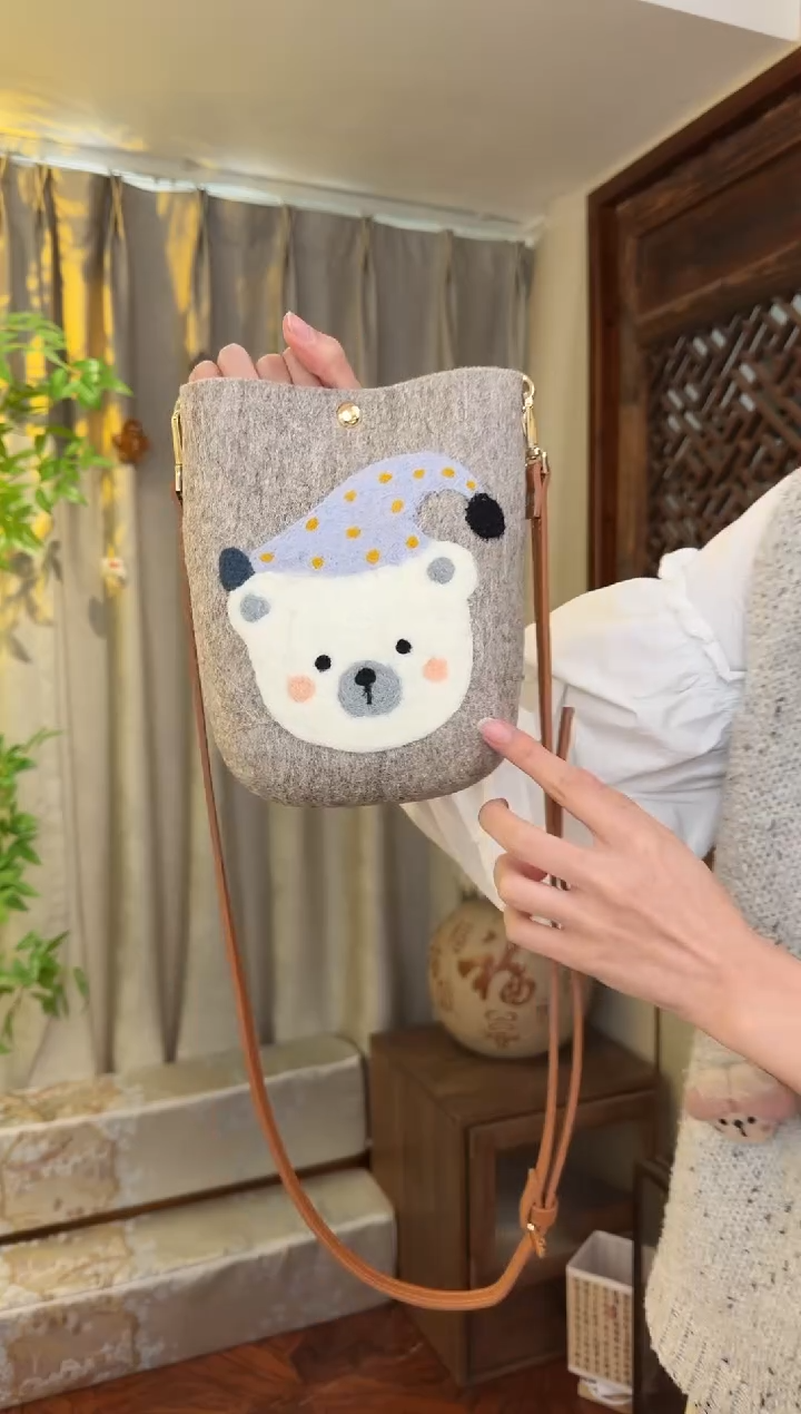 羊毛非遗羊毛毡包 手机包灰小熊