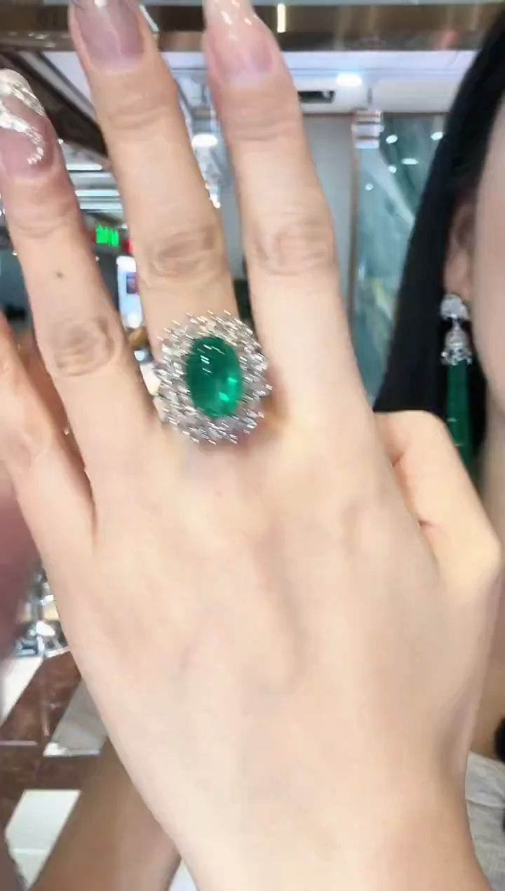 18K金镶嵌戒指祖母绿7.00ct