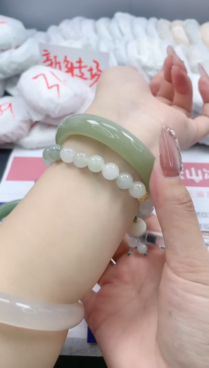 【闪购商品】石英质玉手镯未镶嵌48/58.2