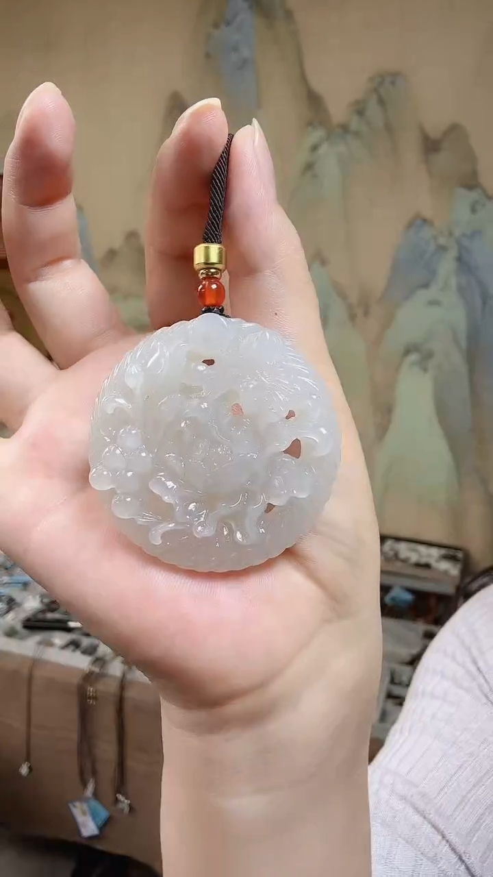 和田玉未镶嵌颈饰.