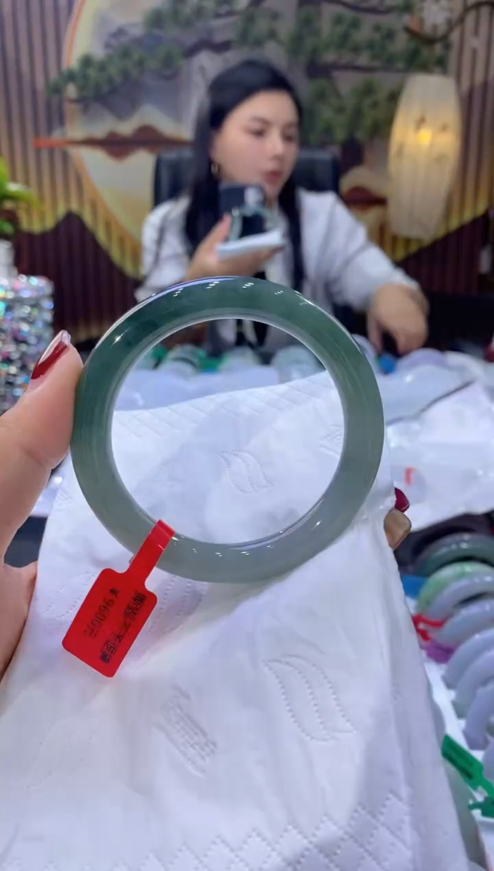 翡翠手镯未镶嵌多人07813