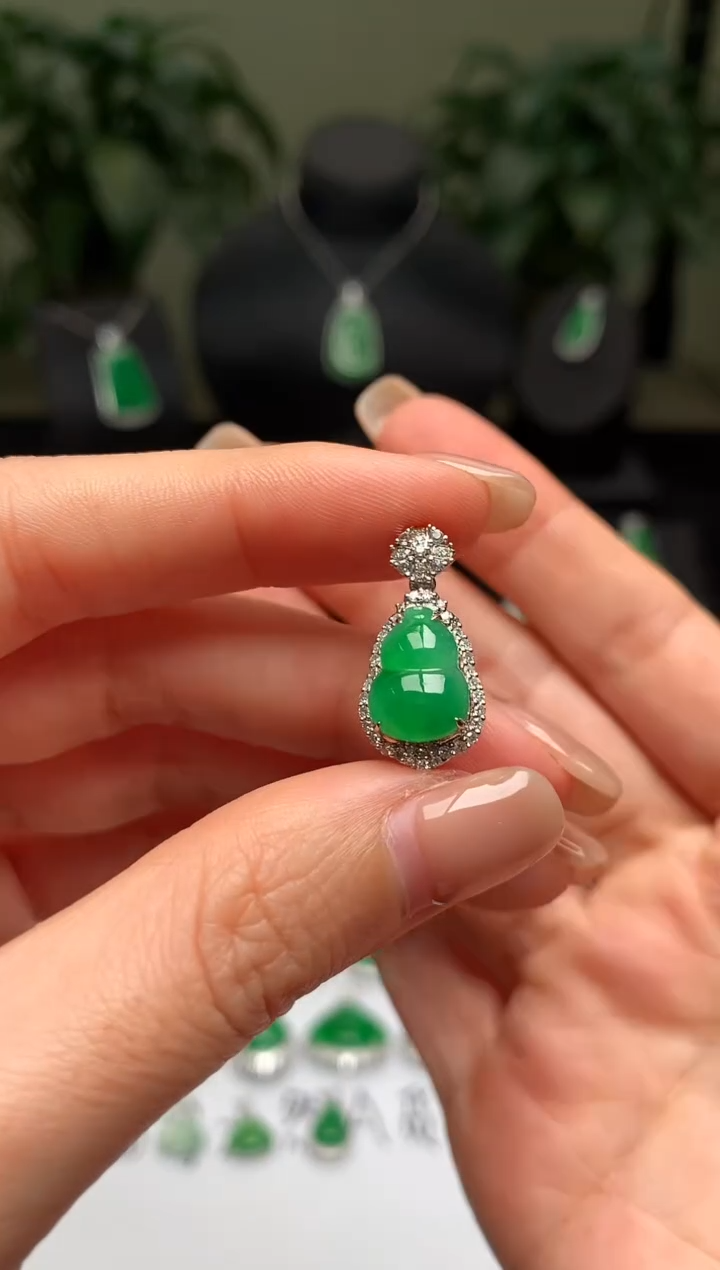 颈饰18K金镶嵌翡翠葫芦