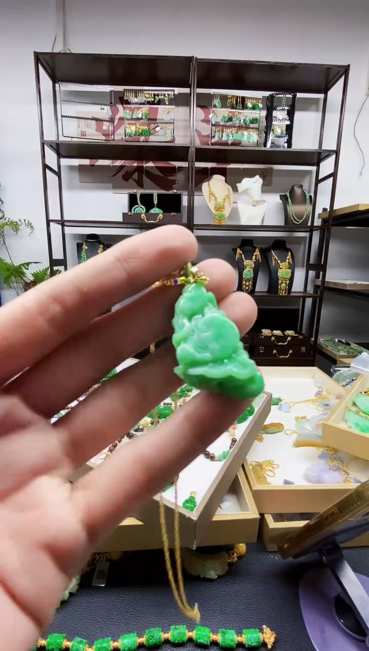 颈饰未镶嵌翡翠吊坠