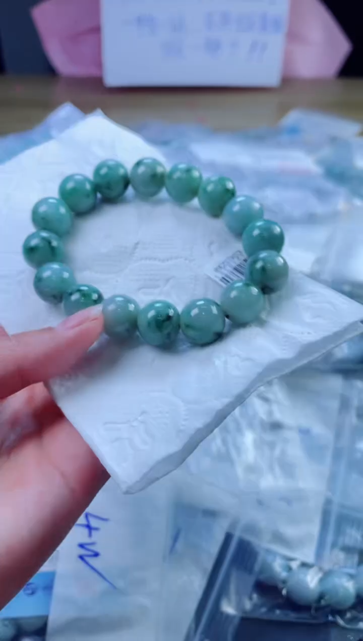 翡翠戒指未镶嵌珠串